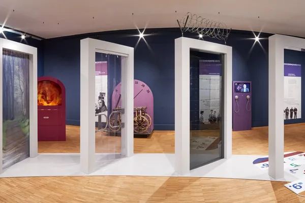 Innenraum des Landestormuseums Furth im Wald mit Ausstellungsobjekten