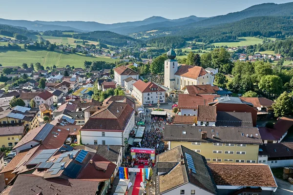 Drohnenaufnahme der Ortschaft Lam mit Blick auf Hausdächer und die Kirche