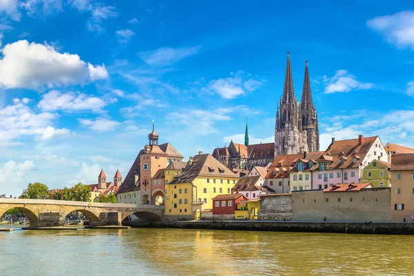 Altstadt mit Flussufer, Steinbrücke und markanten Kirchtürmen im Hintergrund