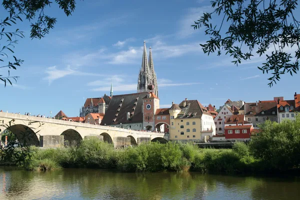Blick auf eine steinerne Brücke und ein Stadtpanorama mit Domblick