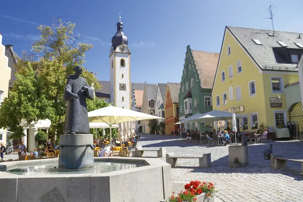 Stadtplatz mit Brunnenfigur, Sitzgelegenheiten und historischen Gebäuden