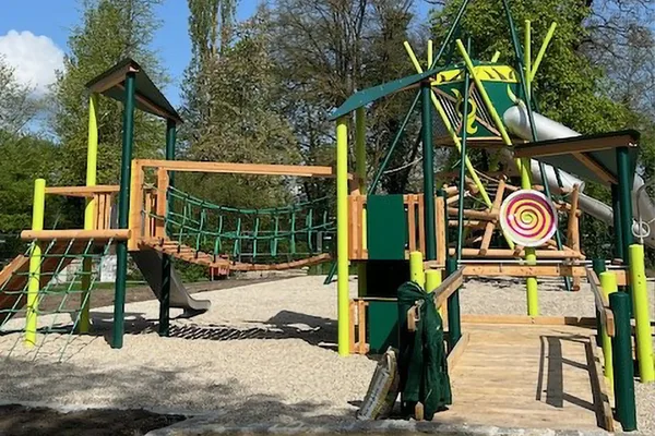 Abenteuer-Spielplatz mit Kletterelementen, Brücken und Rutsche