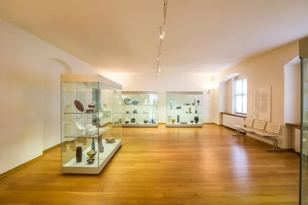 Museumsausstellung mit Glasvitrinen und Objekten in einem hellen Raum