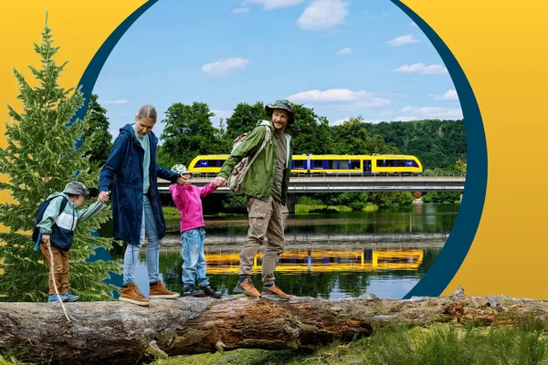 Eine Familie balanciert über einen Baumstamm. Im Hintergrund ist ein Bild von der oberpfalzbahn zusehen, die an einem Gewässer entlangfährt, in dem sie sich spiegelt.