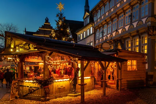 Weihnachtsmarktbude in abendlicher Stimmung