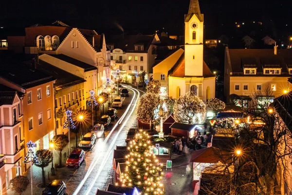 Blick von oben auf den beleuchteten Christkindlmarkt in Bad Kötzing