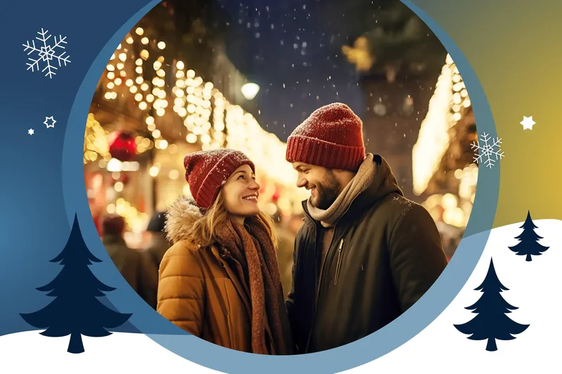 Ein Paar schaut sich verliebt an. Im Hintergrund ist unscharf ein Weihnachtsmarkt zu erkennen.