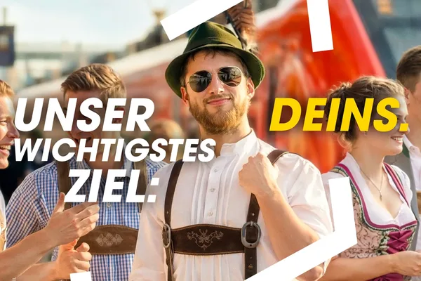 Fahrgäste in bayerischer Tracht unterwegs mit der Bahn im Bahnland Bayern