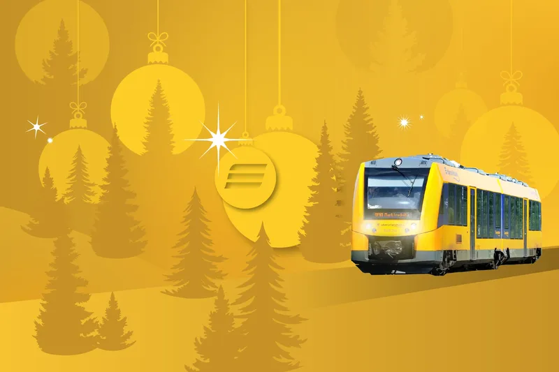 oberpfalzbahn fährt durch eine grafisch dargestellte, winterliche Landschaft mit festlicher Weihnachtsdekoration und Tannenbäumen.