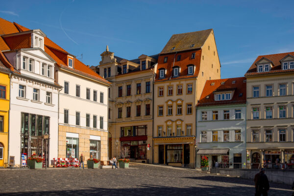 Historische Häuser mit roten Dächern am Marktplatz in Altenburg (Thüringen) bei sonnigem Wetter.