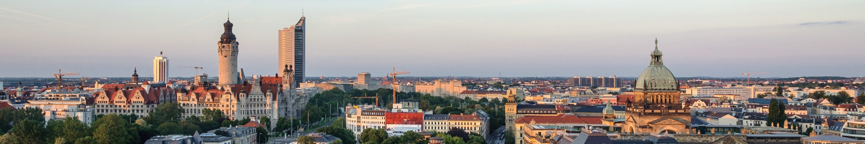 Blick auf Leipzig mit dem Neuen Rathaus, historischen Sehenswürdigkeiten und grünen Parkanlagen. Die lebendige Innenstadt verbindet Kultur, Architektur, Shopping und Freizeitangebote und ist ein beliebtes Ausflugsziel in Sachsen.