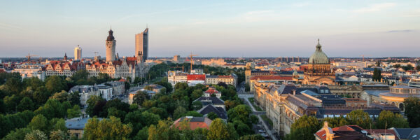 Blick auf Leipzig mit dem Neuen Rathaus, historischen Sehenswürdigkeiten und grünen Parkanlagen. Die lebendige Innenstadt verbindet Kultur, Architektur, Shopping und Freizeitangebote und ist ein beliebtes Ausflugsziel in Sachsen.