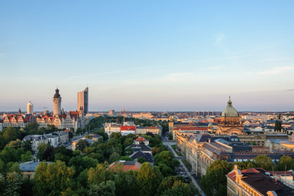 Blick auf Leipzig mit dem Neuen Rathaus, historischen Sehenswürdigkeiten und grünen Parkanlagen. Die lebendige Innenstadt verbindet Kultur, Architektur, Shopping und Freizeitangebote und ist ein beliebtes Ausflugsziel in Sachsen.