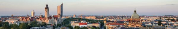 Blick auf Leipzig mit dem Neuen Rathaus, historischen Sehenswürdigkeiten und grünen Parkanlagen. Die lebendige Innenstadt verbindet Kultur, Architektur, Shopping und Freizeitangebote und ist ein beliebtes Ausflugsziel in Sachsen.