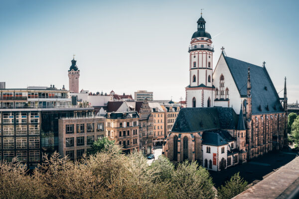 Blick auf Thomaskirche in Leipzig bei Sonnenschein