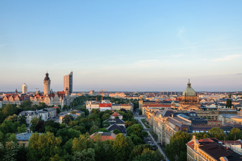 Blick auf Leipzig mit dem Neuen Rathaus, historischen Sehenswürdigkeiten und grünen Parkanlagen. Die lebendige Innenstadt verbindet Kultur, Architektur, Shopping und Freizeitangebote und ist ein beliebtes Ausflugsziel in Sachsen.