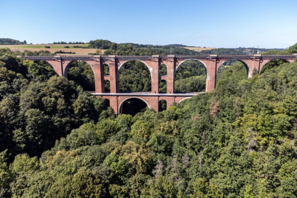 Luftbild der Elstertalbrücke im Vogtland umgeben von zahlreichen grünen Bäumen