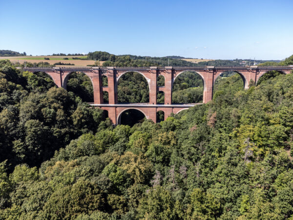 Luftbild der Elstertalbrücke im Vogtland umgeben von zahlreichen grünen Bäumen