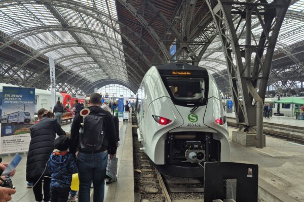 Gleis 17 am Leipziger Hauptbahnhof, Mireo-Zug von vorne, zahlreiche Besucher auf dem Bahnsteig