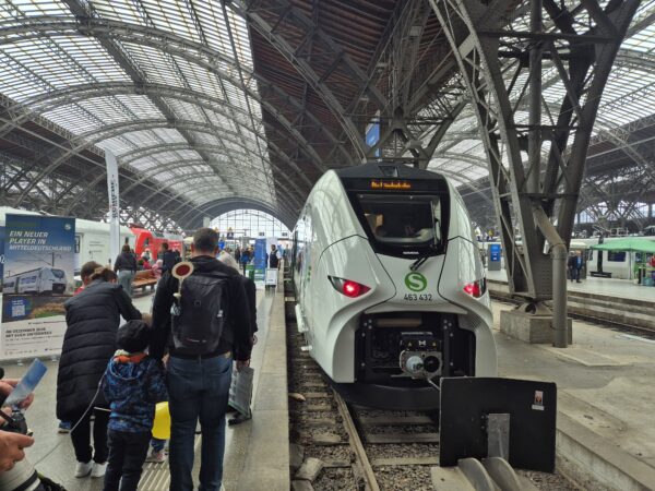 Gleis 17 am Leipziger Hauptbahnhof, Mireo-Zug von vorne, zahlreiche Besucher auf dem Bahnsteig