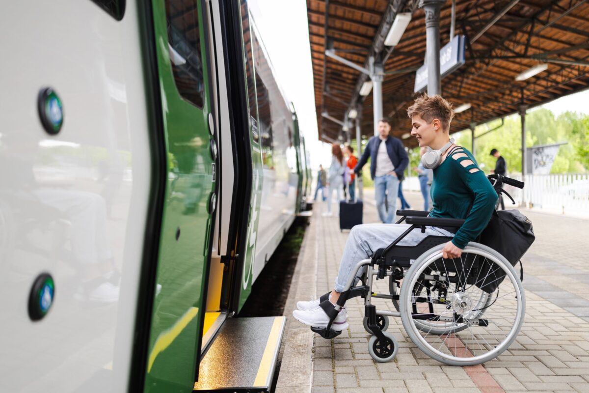 Das Bild zeigt eine weibliche Rollstuhlfahrerin beim barrierefreien Einstieg in den Mireo-Zug am Bahnhof.