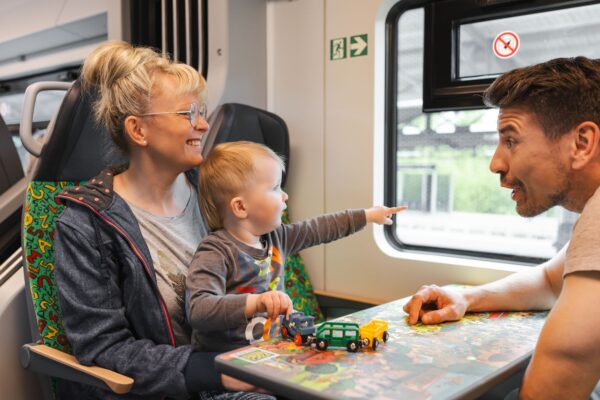 Das Bild zeigt Eltern mit ihrem kleinen Sohn in einer Familienecke im Mireo. Das Kind zeigt mit dem Finger aus dem Fenster.