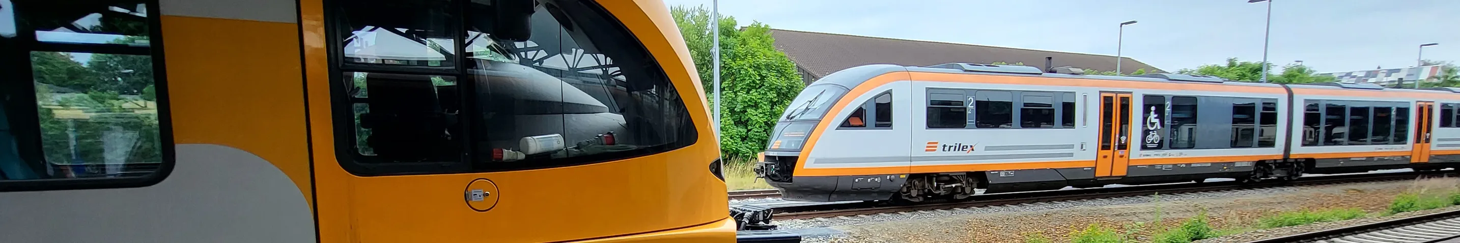 Der trilex steht am Bahnhof Bischofswerda auf einem Nebengleis. Im Vordergrund steht ein GTW Stadler der ODEG.