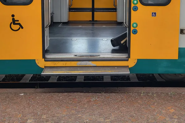 Detailaufnahme einer geöffneten Tür des Fahrzeuges GTW Stadlers mit ausgefahrenem Schiebetritt