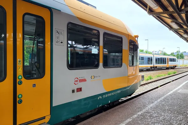 Im Vordergrund steht an einem Gleis des Bahnhofes Bischofswerda ein GTW Stadler der ODEG. Im Hintergrund steht ein desiro des trilex.