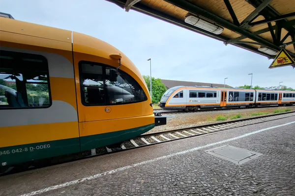 Der trilex steht am Bahnhof Bischofswerda auf einem Nebengleis. Im Vordergrund steht ein GTW Stadler der ODEG.