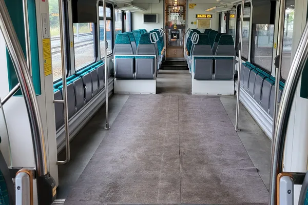 Blick in den Innenraum und den Mehrzweckbereich des GTWs