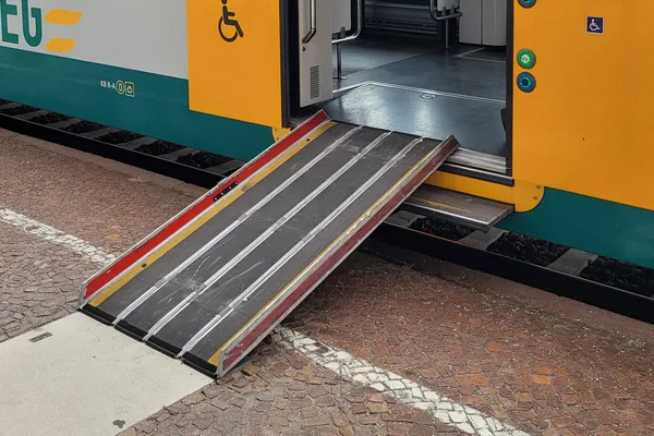 Detailaufnahme einer geöffneten Tür des Fahrzeuges GTW Stadlers mit Rampe