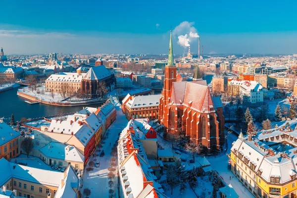 Blick auf die verschneite Alttadtsilouette der Stadt Wrocław