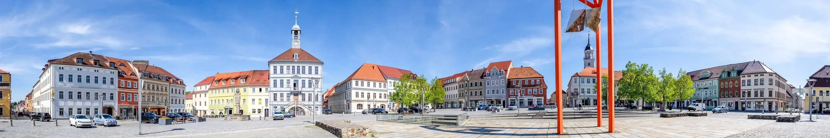 Marktplatz in Bischofswerda mit großer Kunstinstallation