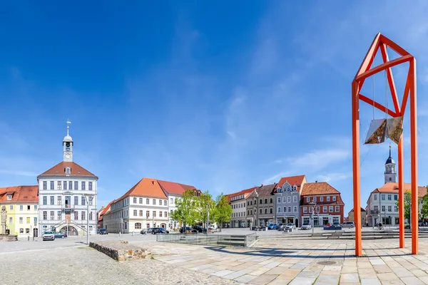 Marktplatz in Bischofswerda mit großer Kunstinstallation