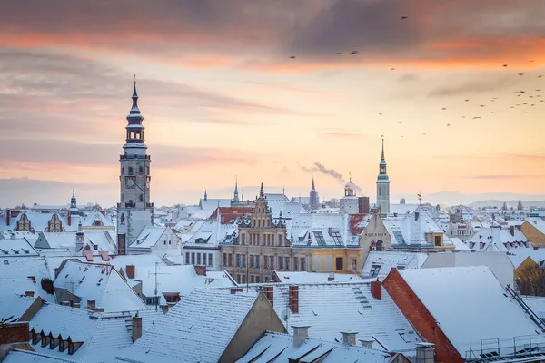 Blick über die verschneiten Dächer von Görlitz bei Sonnenuntergang