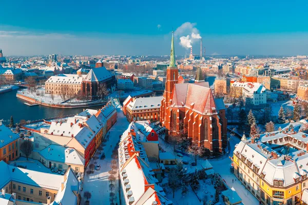 Blick von oben auf die verschneite Dominsel in Wrocław bei blauem Himmel