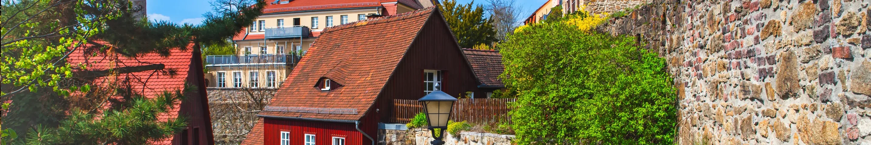 Blick auf die Altstadt von Bautzen entlang einer Stadtmauer