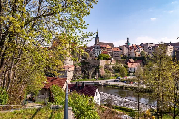 Blick auf Bautzen aus einem Park mit Sicht auf den Fluss und historische Gebäude.
