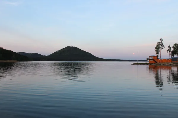 Blick vom Ufer auf den See.
