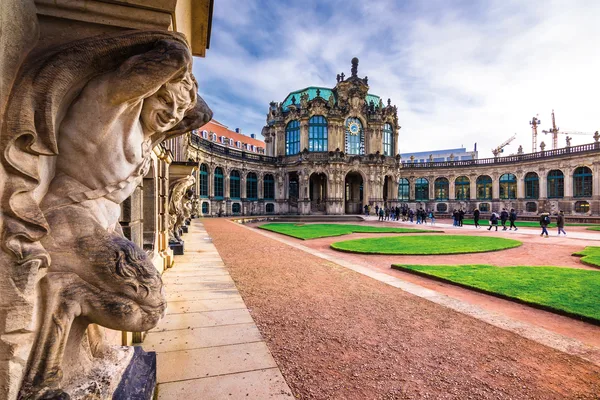 Blick in den Innenhof des Dresdner Zwingers im barocken Stil.