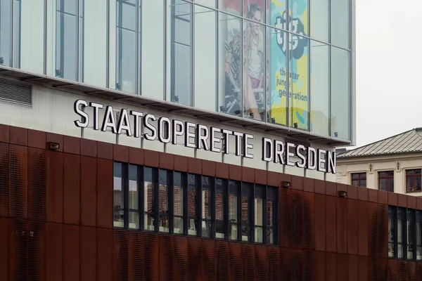 Blick auf die Fassade der Staatsoperette Dresden
