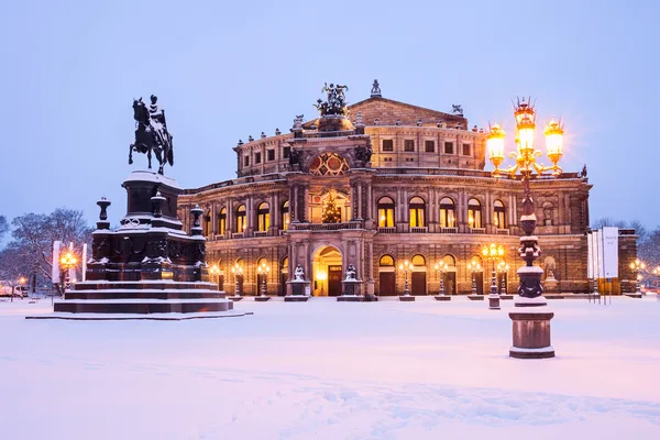 Blick auf die Semper Opern mit dazugehörigem Theaterplatz im Winter.