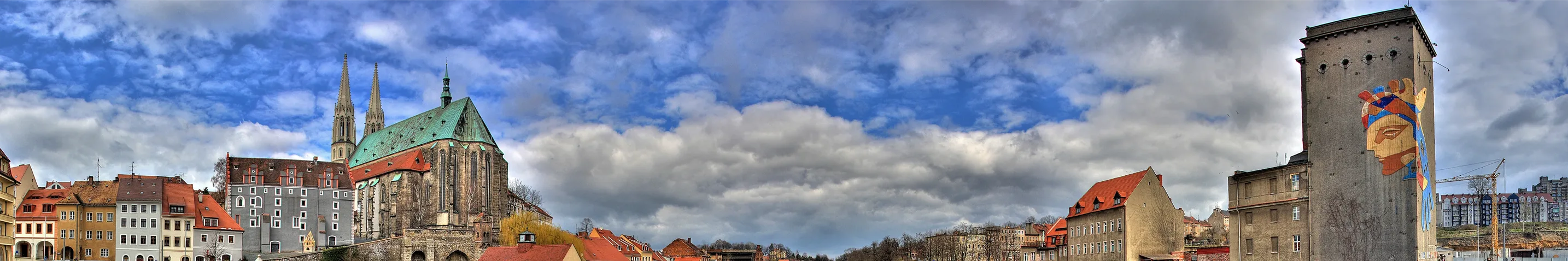Blick auf die Kirche der Stadt von der Brücke aus.