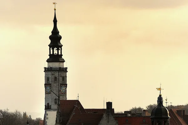 Blick auf den Turm der Nikolaikirche bei gelbem Himmel
