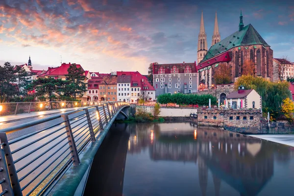 Blick auf die Altstadt von Görlitz von der Neiße aus. Im Vordergrund ist die Fußgängerbrücke