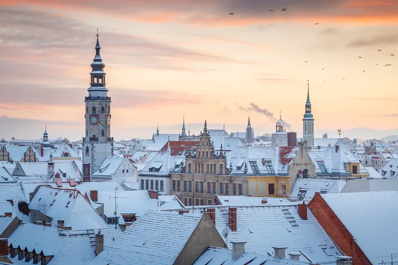 Blick auf die Turmspitzen der Altstadt Görlitz bei winterlichen Wetter.