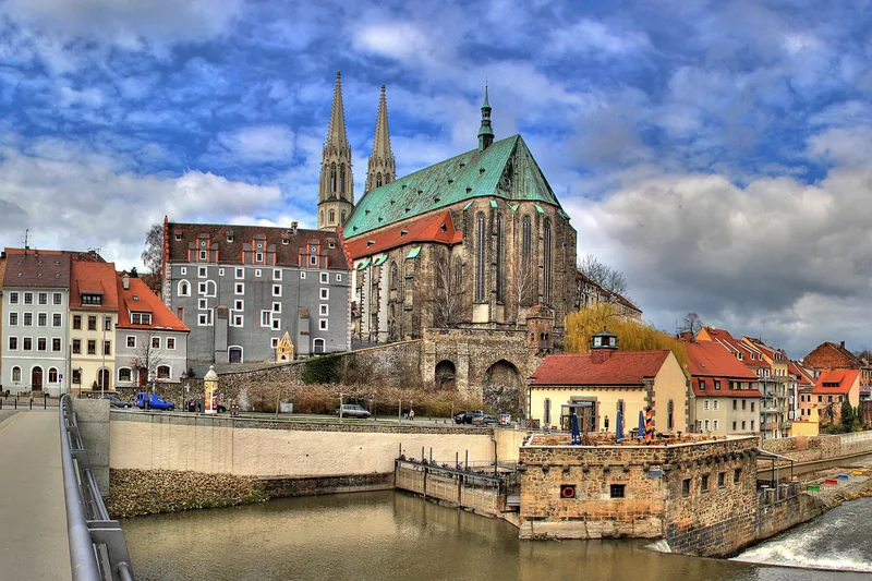 Blick auf die Kirche der Stadt von der Brücke aus.