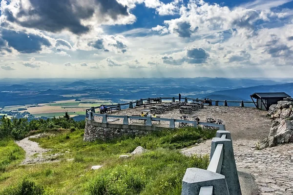 Blick auf die Aussichtsplattfrom am Jeschken