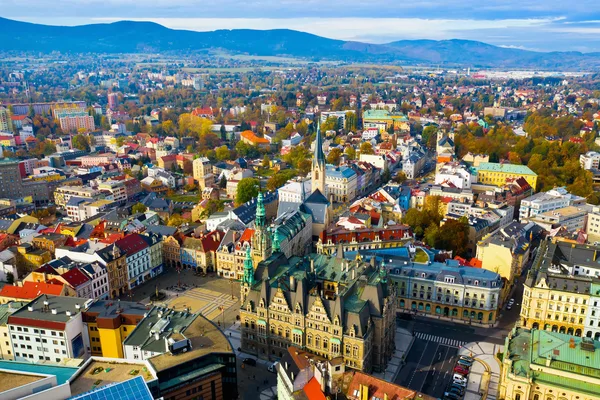Blick von oben auf die Altstadt von Liberec. Im Hintergrund sieht man das Gebirge